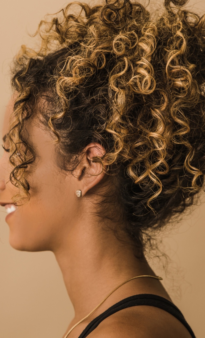 une femme noire qui a des cheveux bouclés