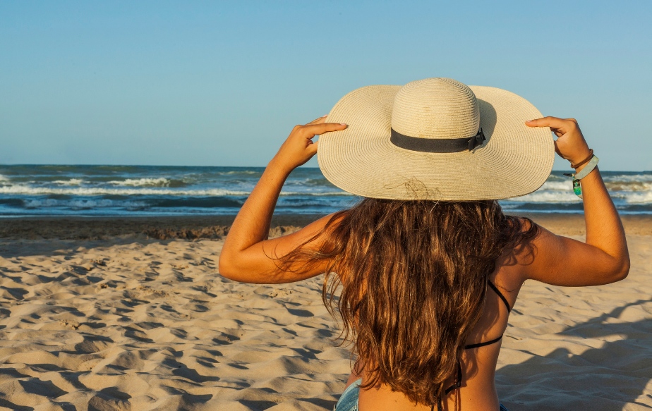 Femme qui protège ses cheveux des rayons de soleil