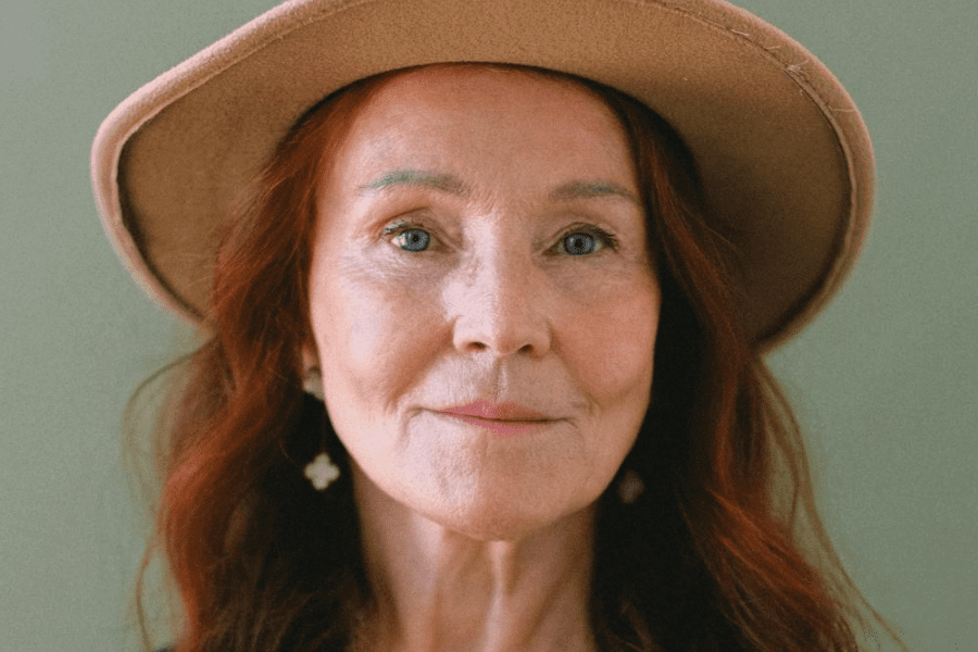 Une femme qui a des fripés de peau à cause du relâchement cutané