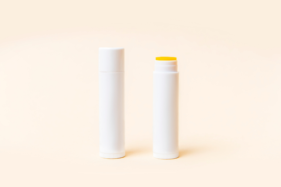 Deux baumes à lèvres hydratants en sticks pour soigner les lèvres sèches et gerçées