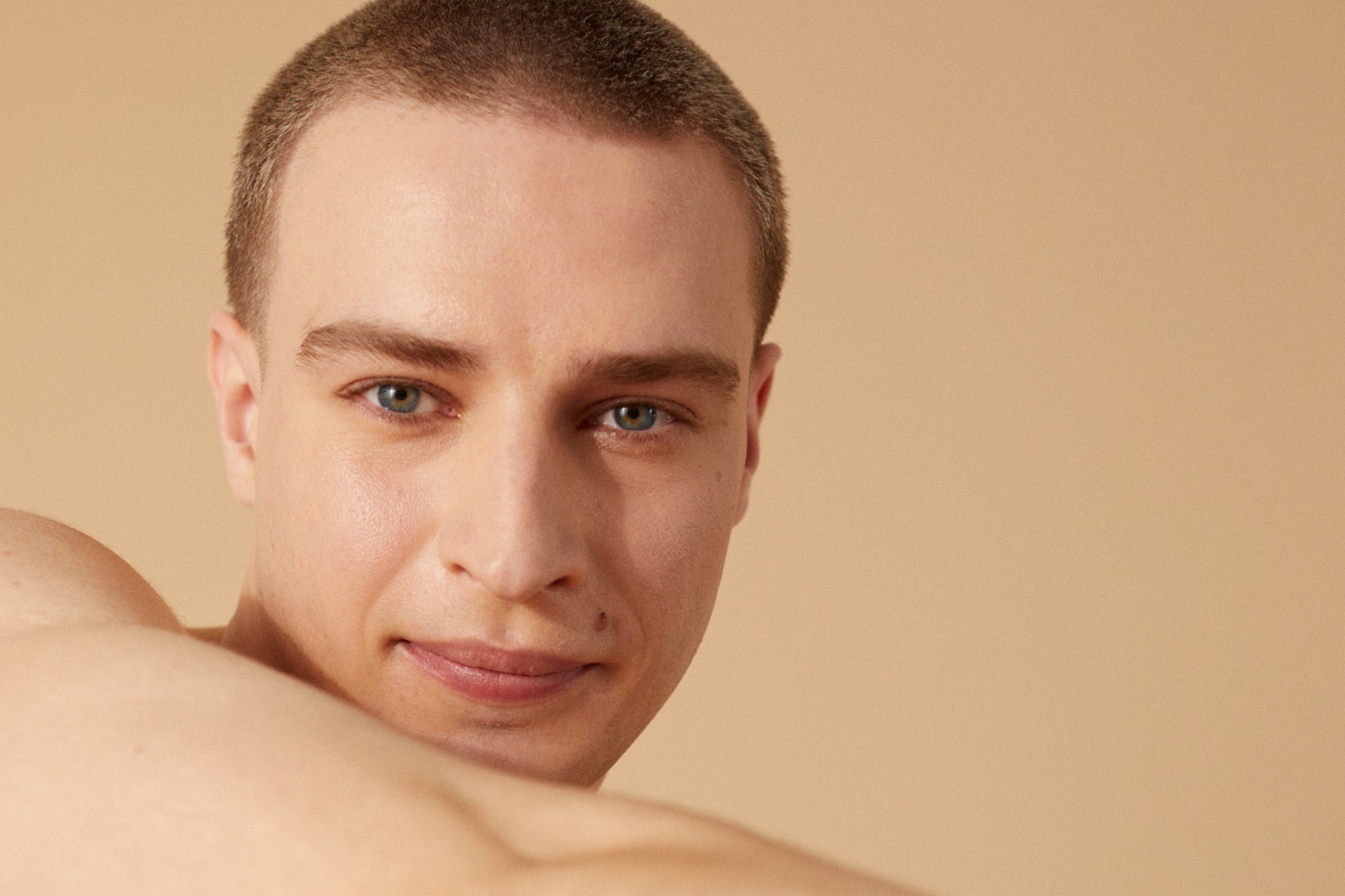 un homme qui souhaite affiner son nez grâce à la rhinoplastie médicale