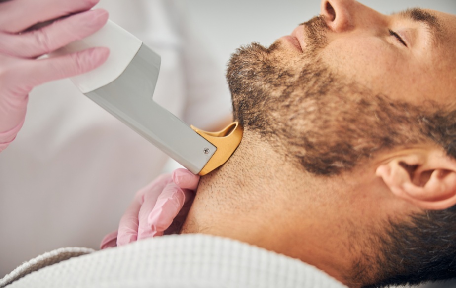 un homme qui fait une séance d'épilation laser pour éviter la repousse