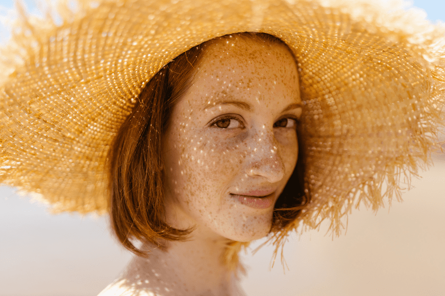 Une femme qui se protège du soleil