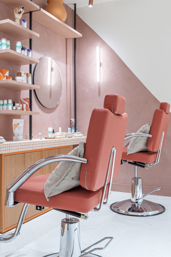 zoom sur les fauteuils du centre facekult Le bon marché