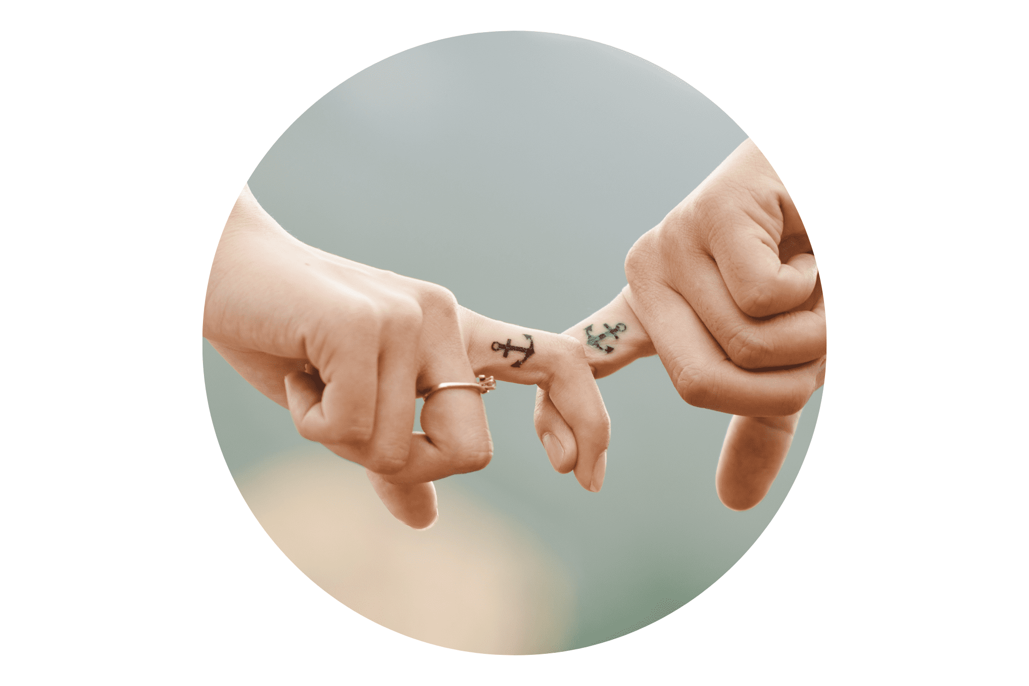 tatouage en commun sur les mains de deux amoureux