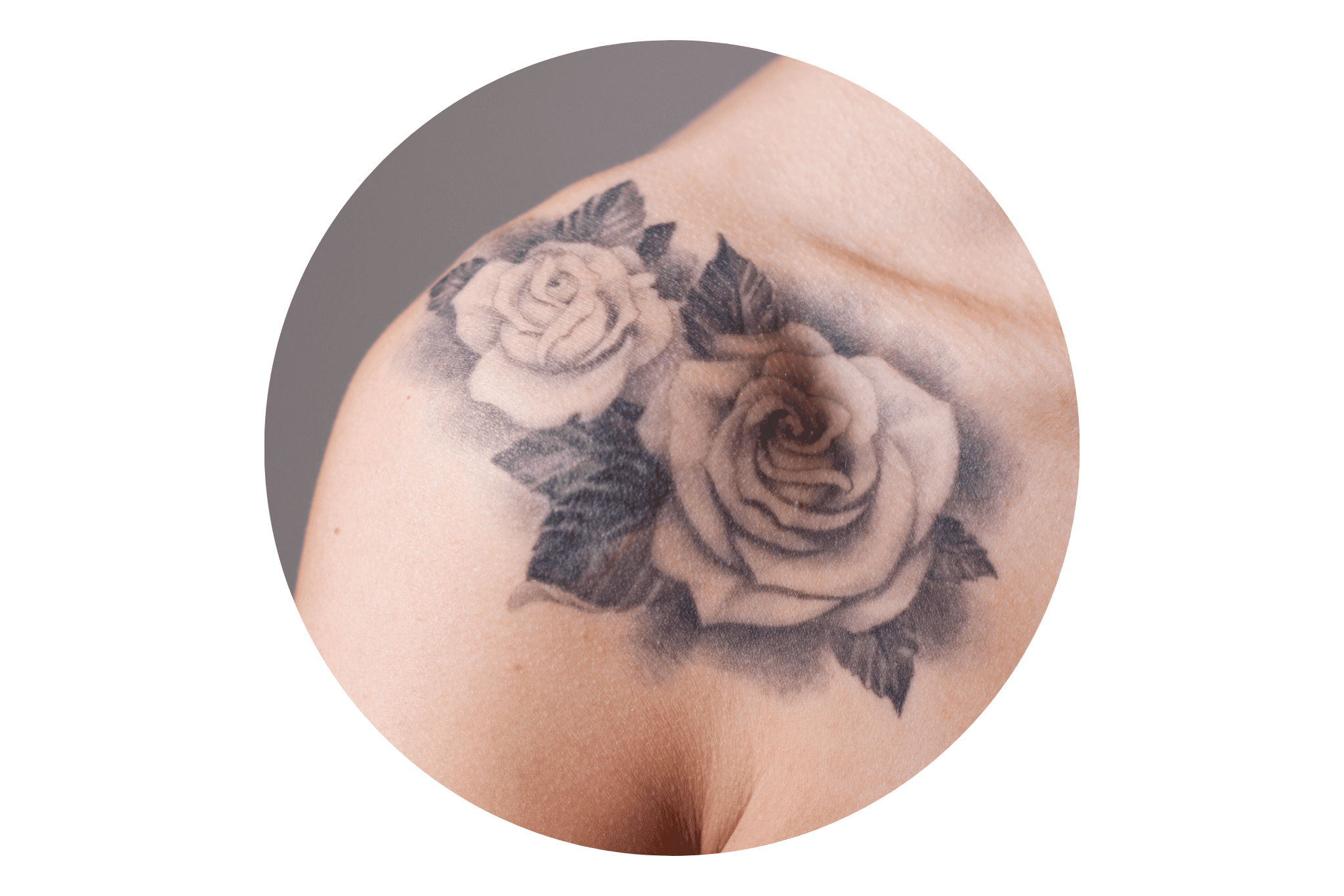 tatouage des deux fleurs sur l'eÌpaule