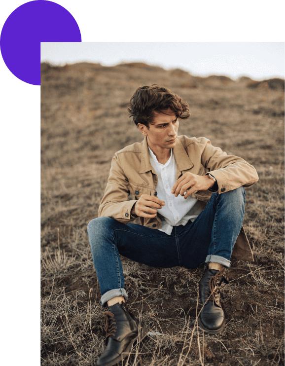 homme assis par terre avec chevelure après greffe 1 mois