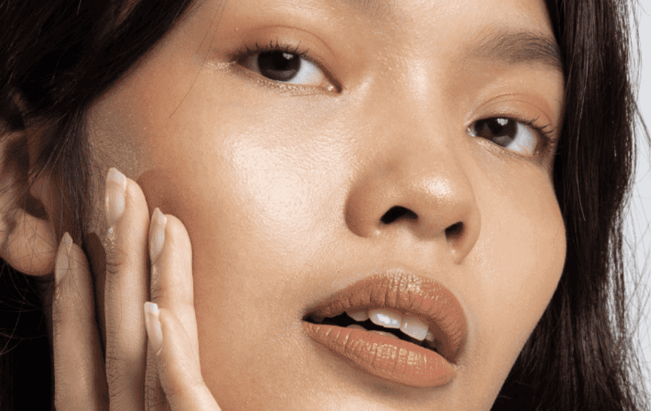 L'ovale du visage d'une femme de carnation asiatique avec peau raffermie et lisse