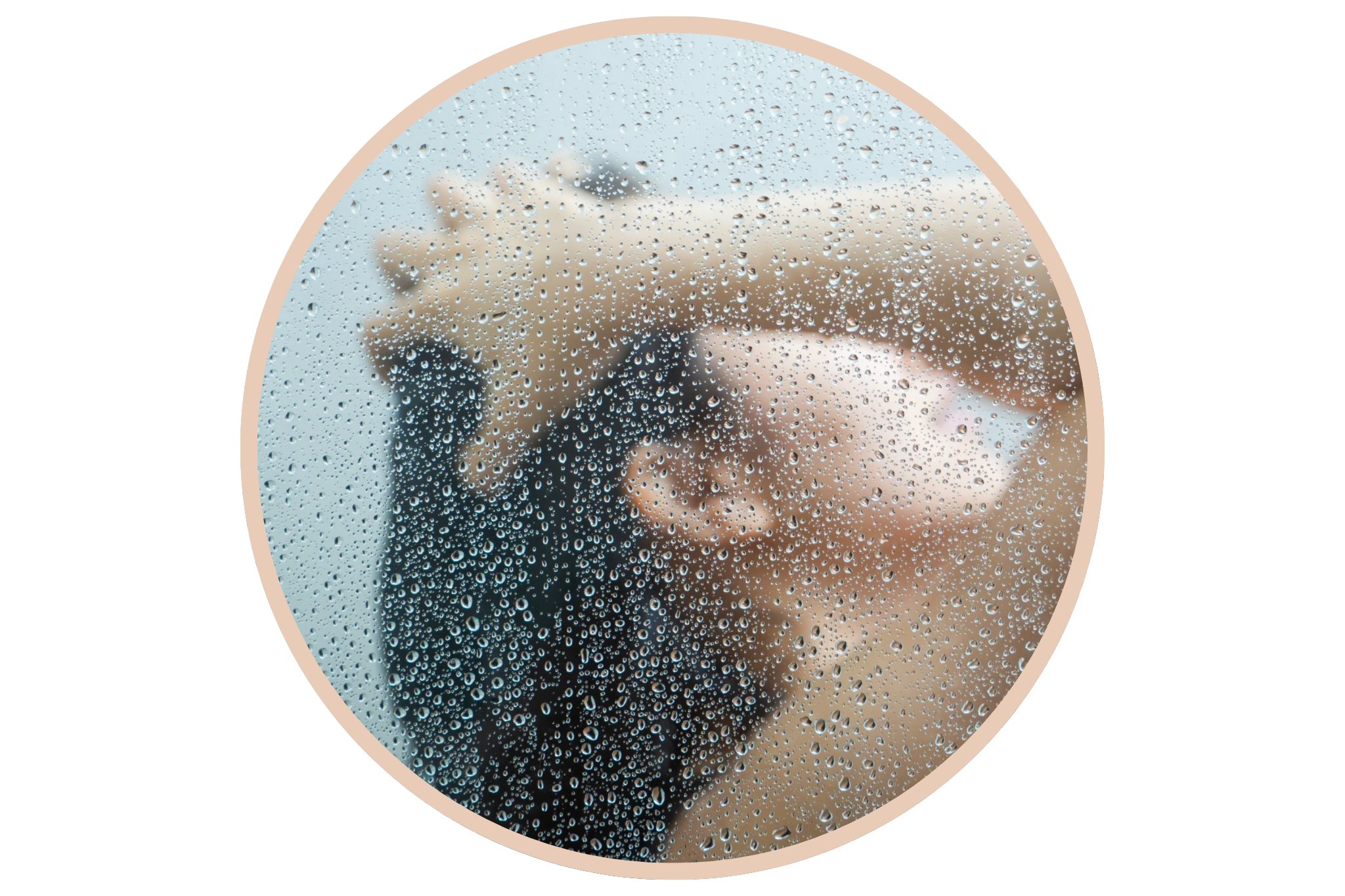 Une femme qui utilise de l'eau trop chaude sur son visage