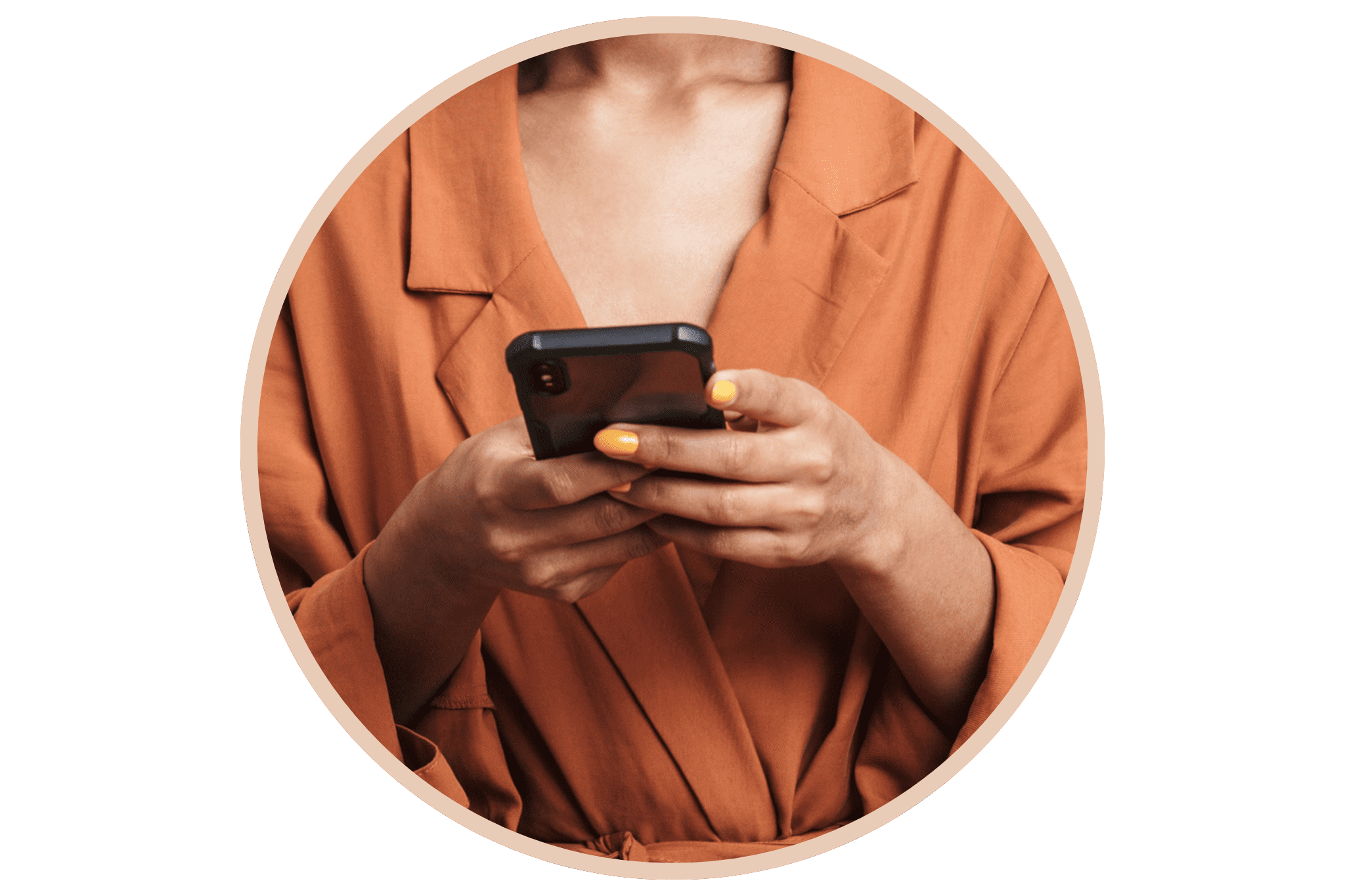 Une femme qui utilise son téléphone non nettoyé