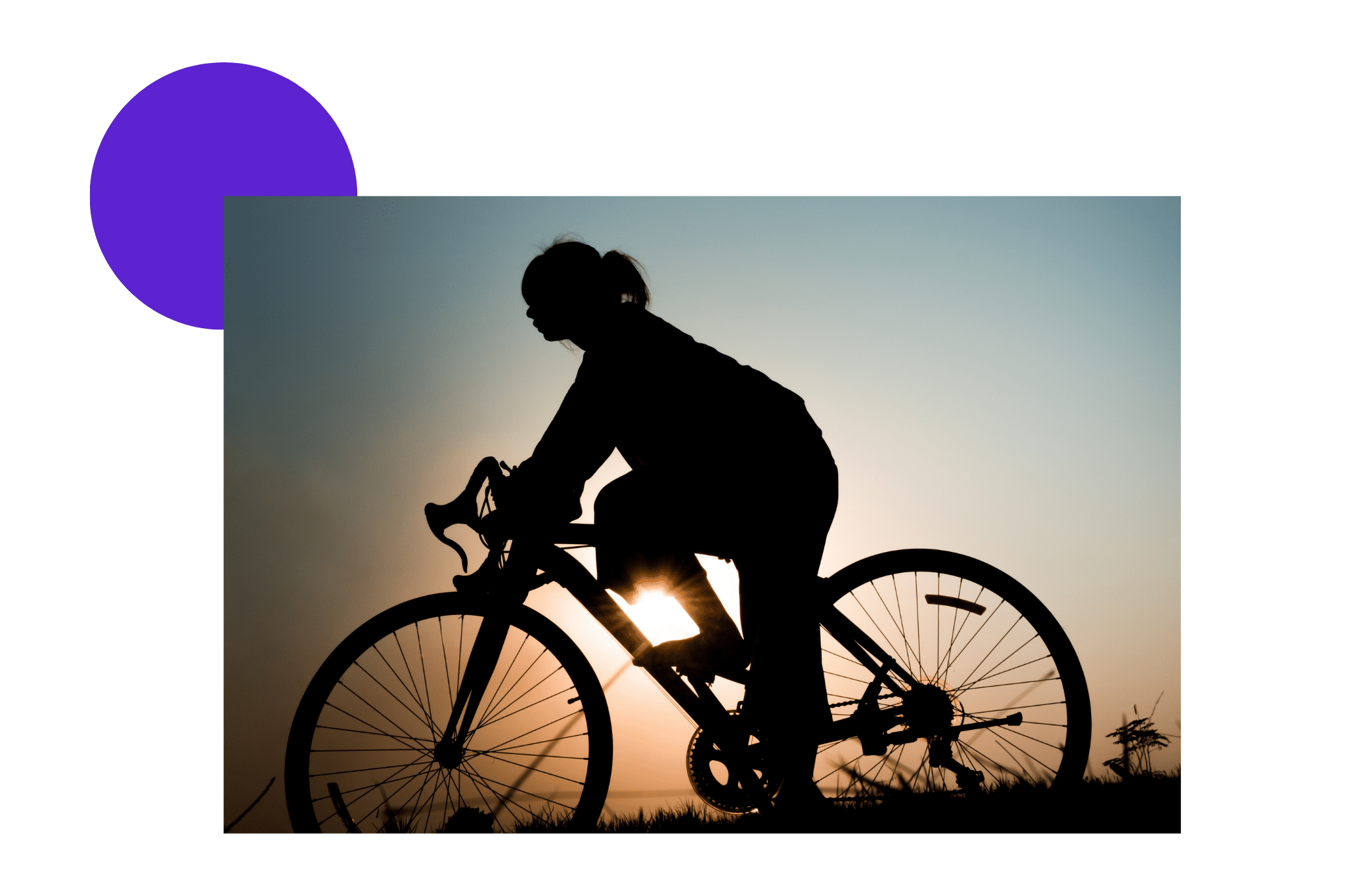 femme qui fait du veÌlo le soir