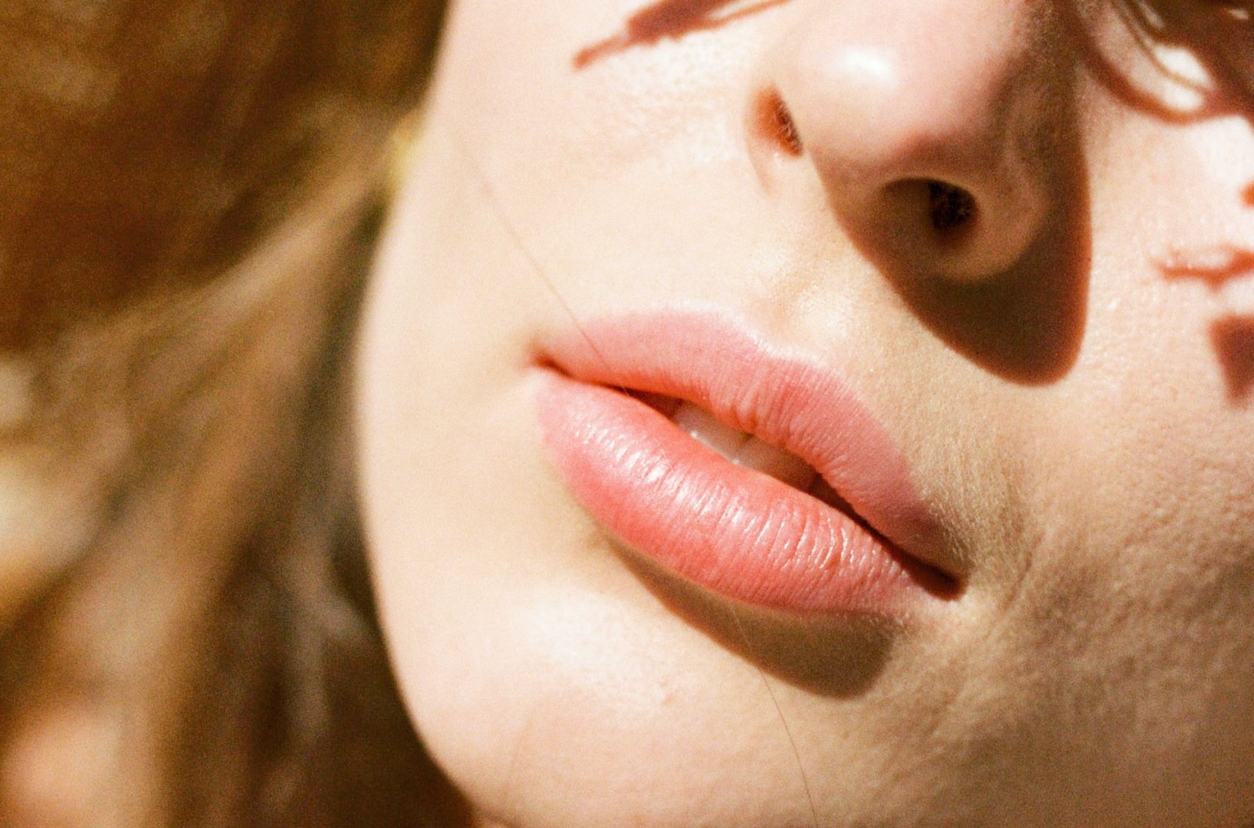 Zoom sur les lèvres gercées et abîmées d'une femme